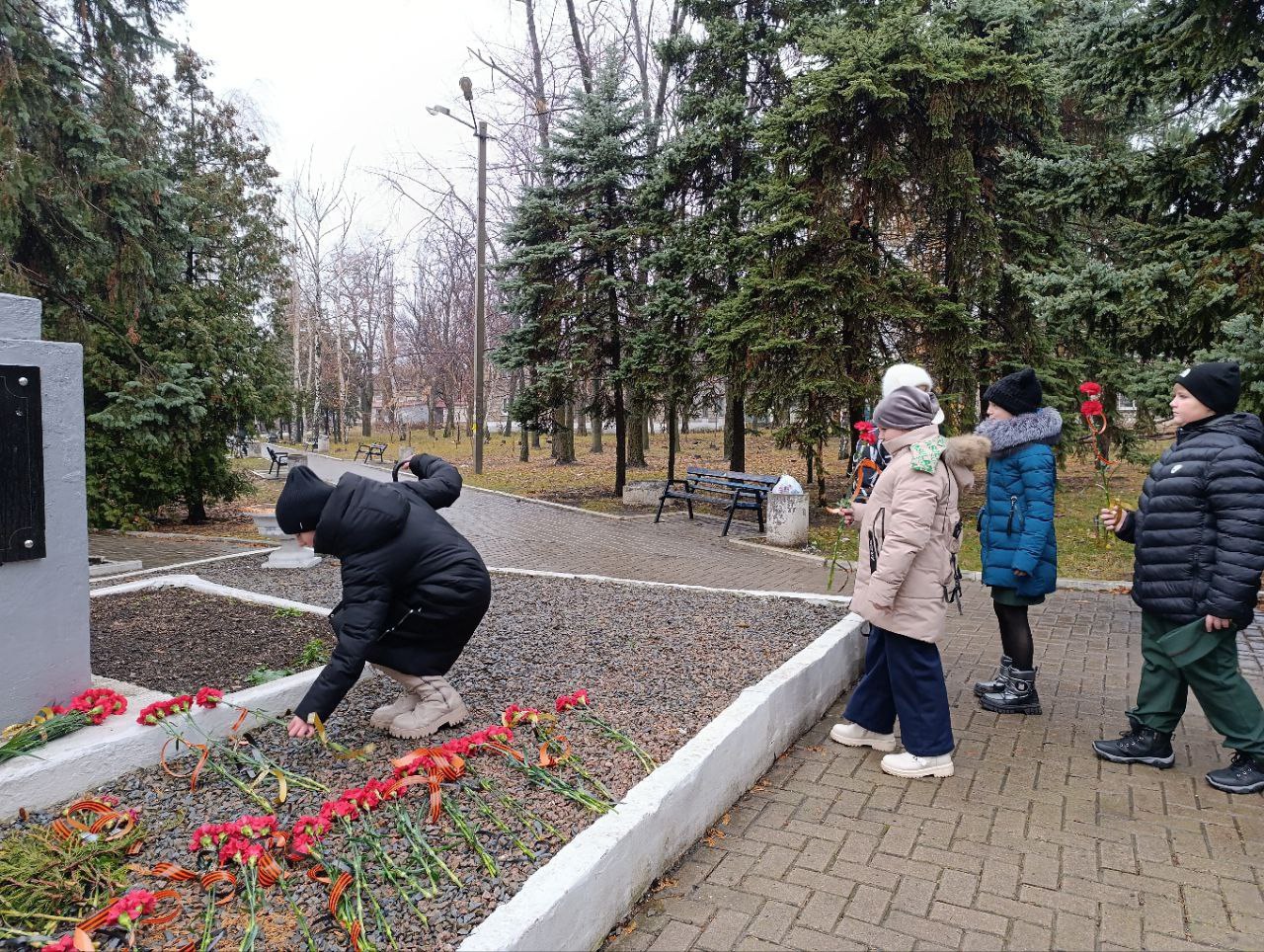 Школьники Ждановки почтили память освободителя Александра Дедюхина.