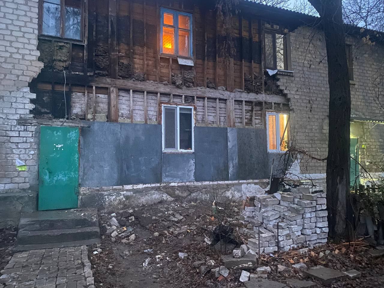 В Ждановке начат ремонт фасада многоквартирного дома.