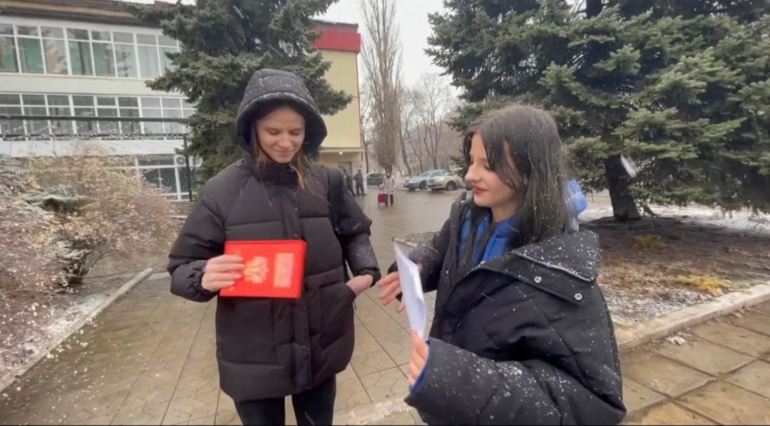 Молодежь Ждановки проверила знания жителей города о Конституции Российской Федерации.