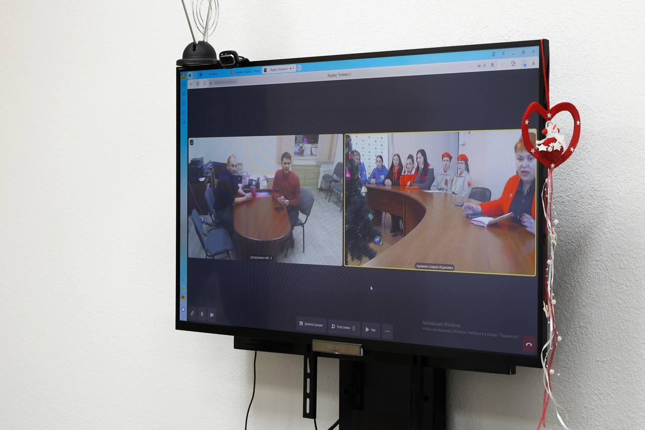Специалистов департаментов по делам молодежи Магадана и Ждановки связал телемост.