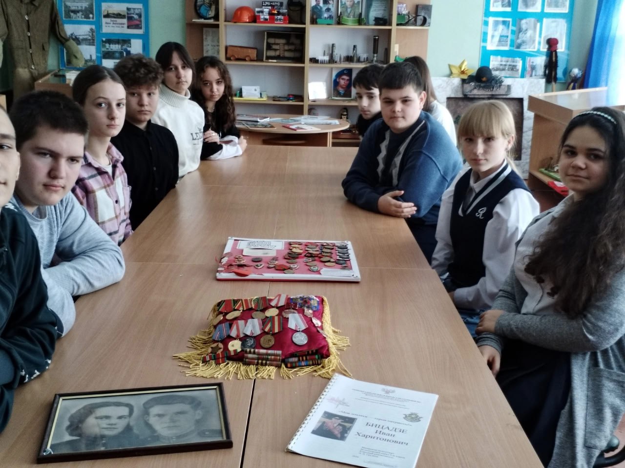 В школьном музее Ждановки прошел урок памяти героев-земляков.