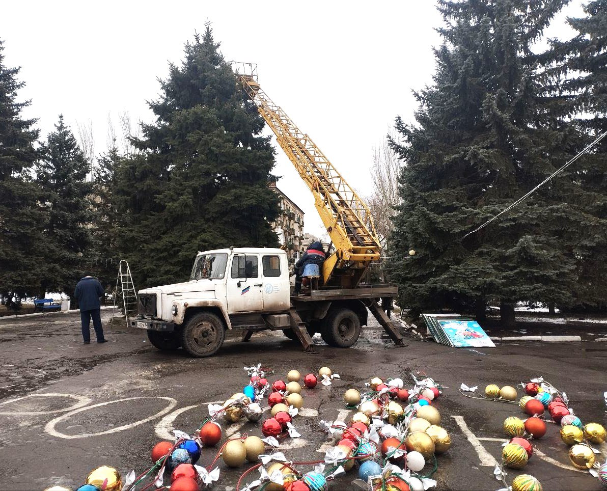 В Ждановке украшают главную ёлку города.