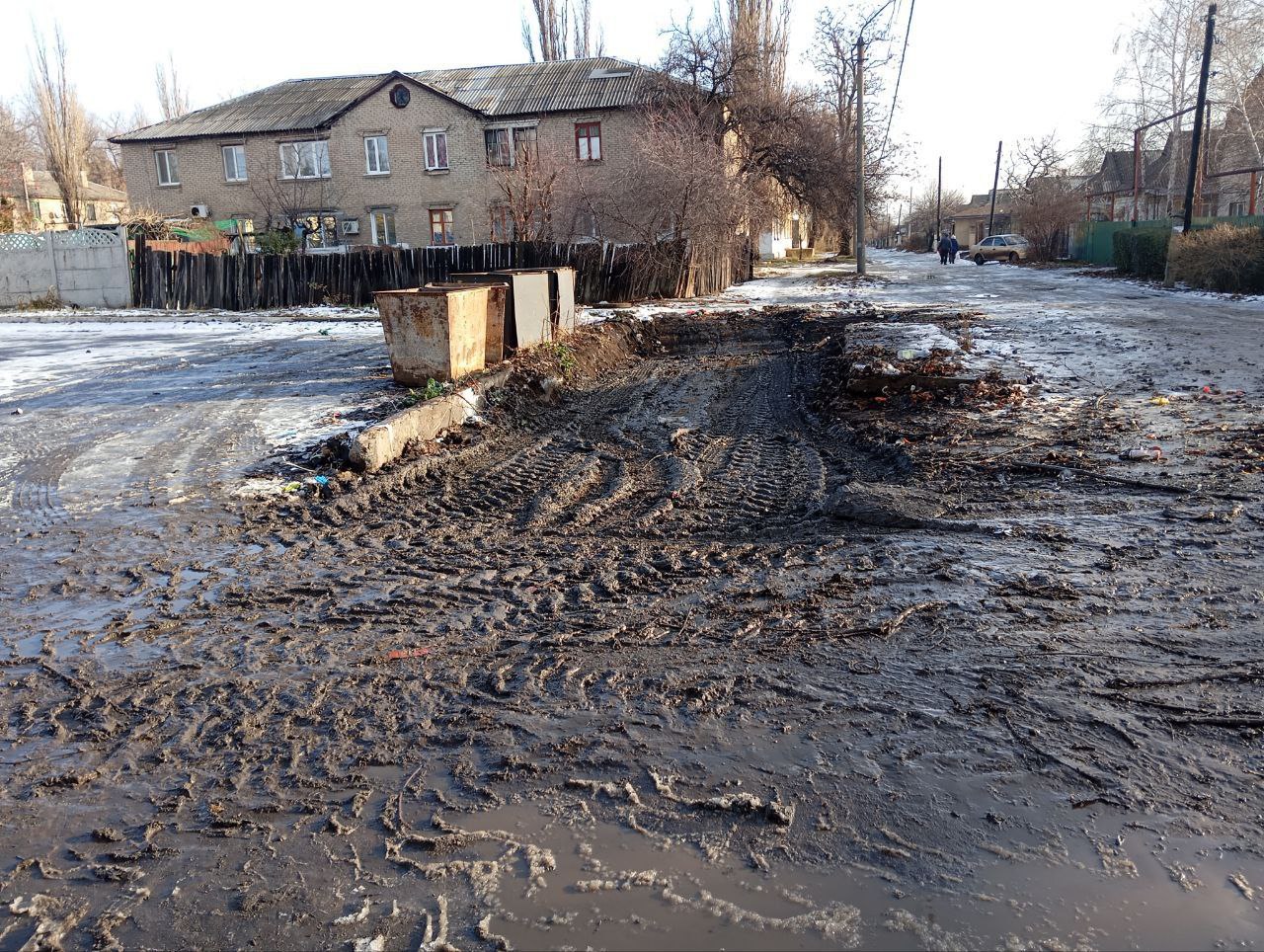 В Ждановке продолжается уборка мусора.