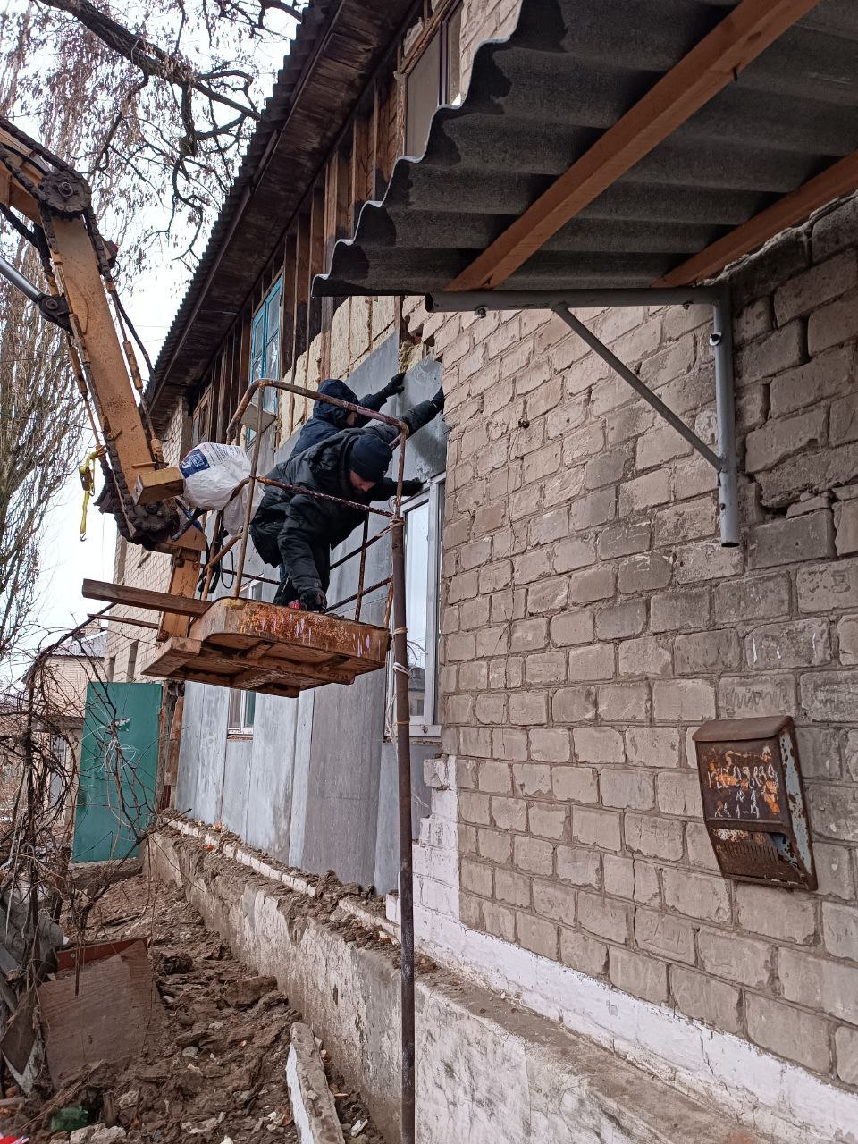 В Ждановке продолжается ремонт фасада многоквартирного дома.