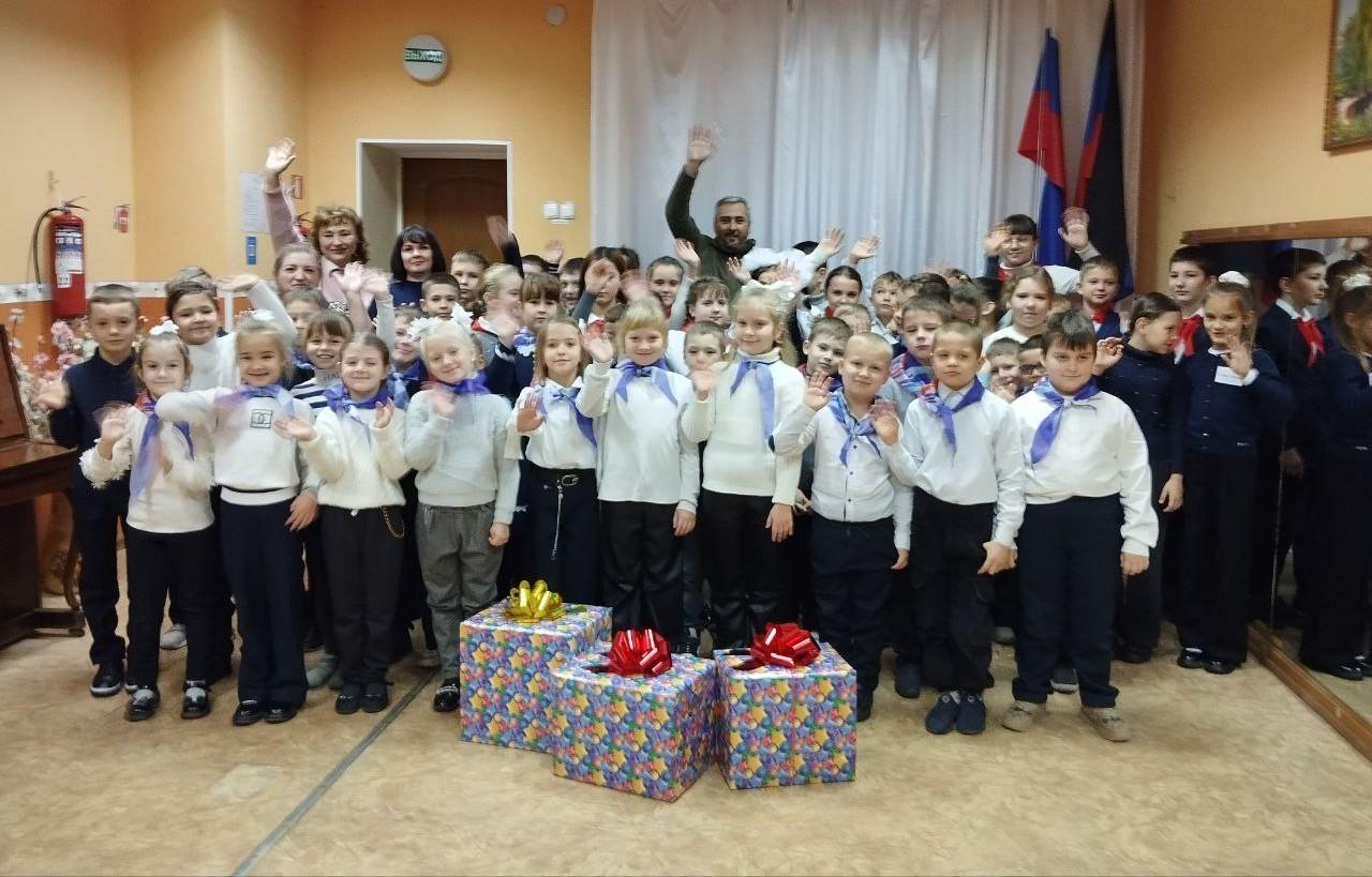 Школьники Магадана и Ждановки обменялись подарками.