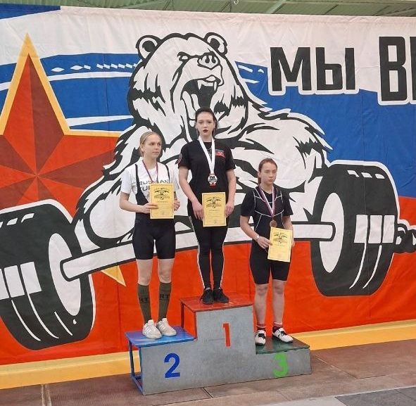 Спортсменка из Ждановки приняла участие в Турнире по пауэрлифтингу в Луганске.