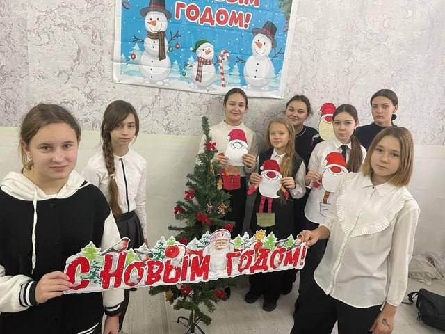 В школах Шахтерского муниципального округа прошли внеурочные занятия «Разговоры о важном. Одна страна — одни традиции».
