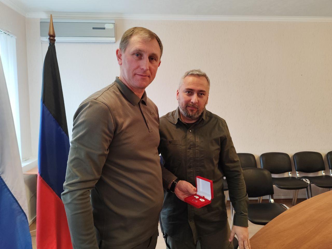 Представитель Магаданской области вручил памятные знаки главе Шахтерского округа.