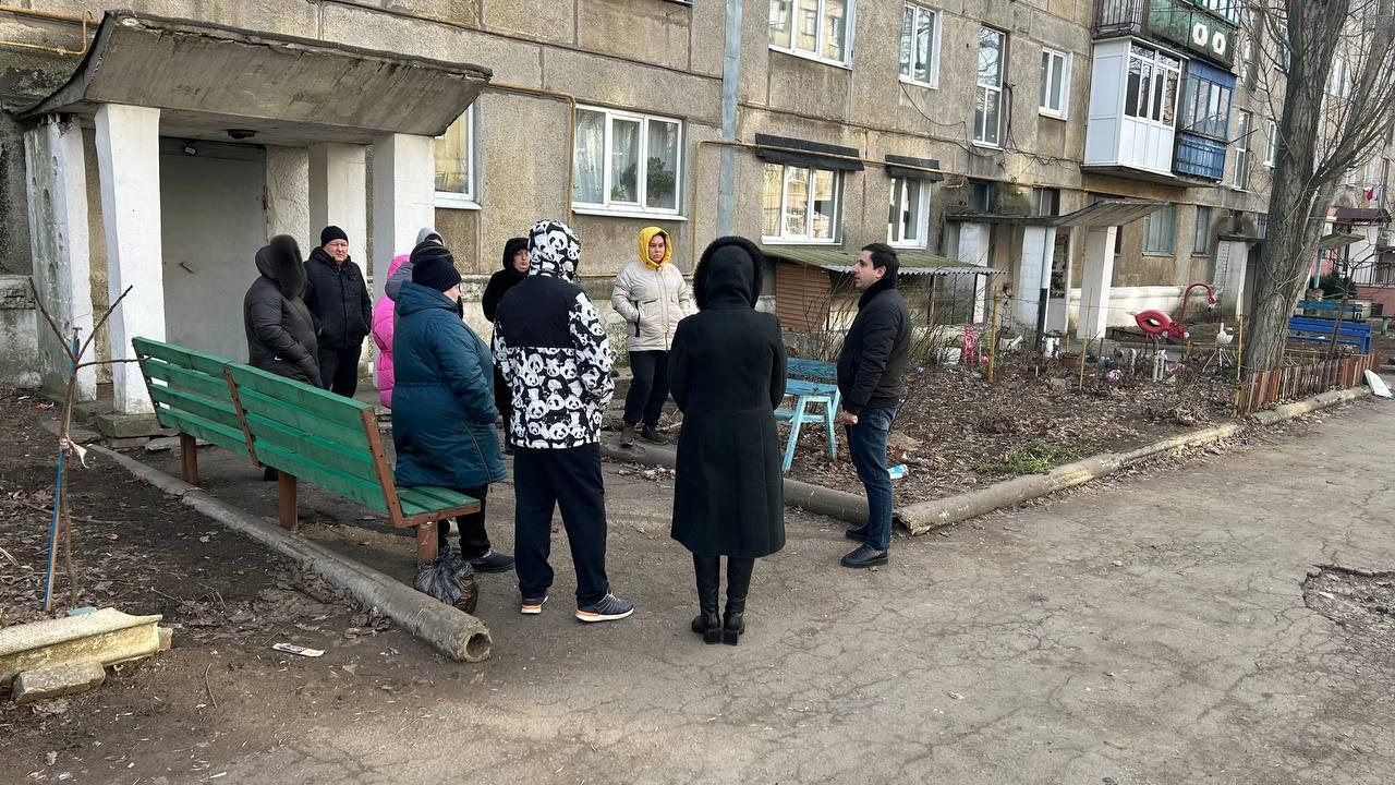 Замглавы администрации Шахтерского муниципального округа обсудил со ждановцами коммунальные вопросы.