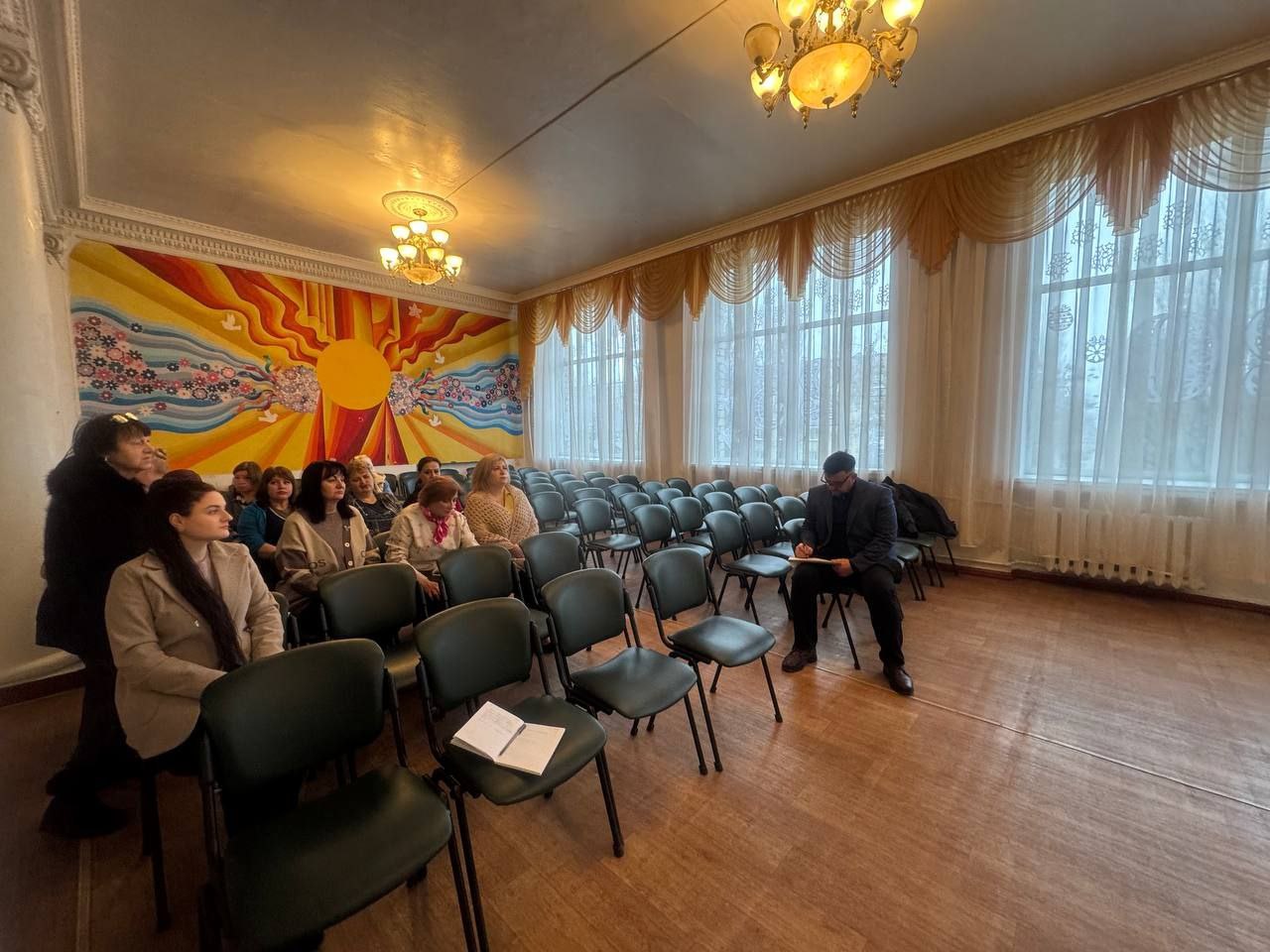Депутат Шахтерского муниципального совета ответил на вопросы сотрудников образовательного учреждения Ждановки.
