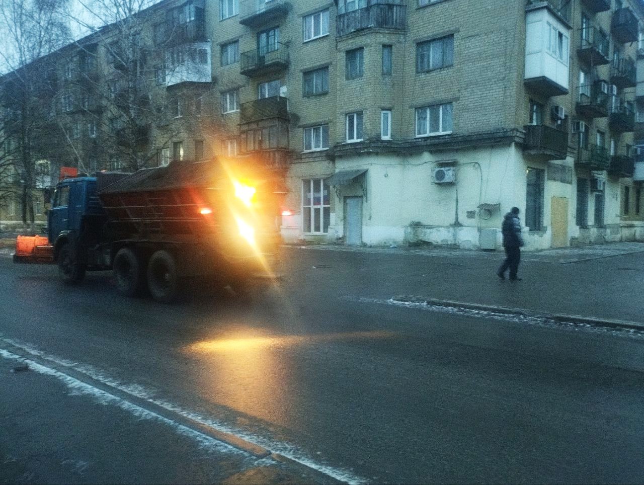 Коммунальная техника выехала на посыпку дорог в Ждановке.