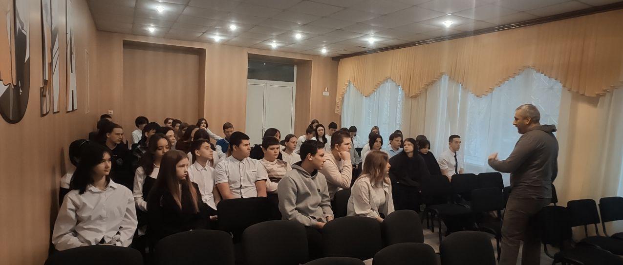 Представитель Магаданской области поучаствовал в уроке мужества в Ждановке.
