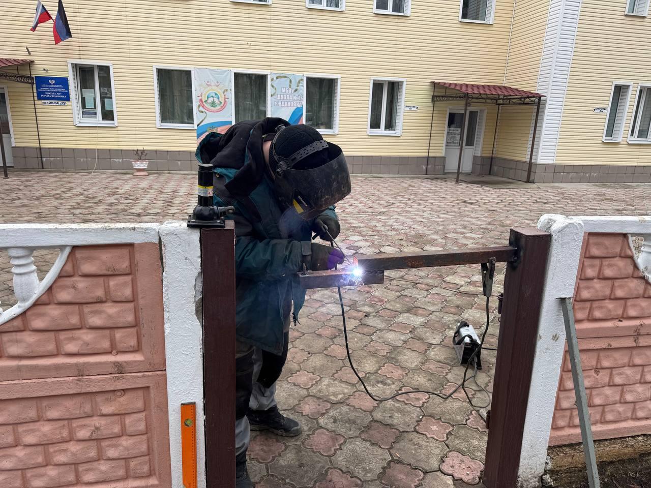 Специалисты Магаданской области отремонтировали входную калитку в школе Ждановки.
