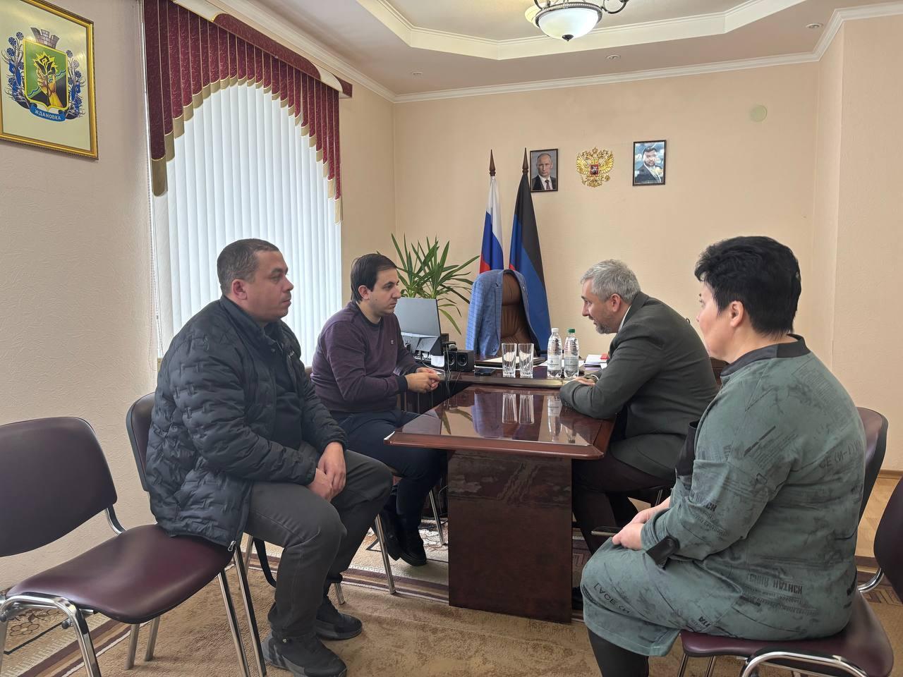 Представитель Магаданской области обсудил план работ аварийной бригады на совещании в администрации Ждановки.