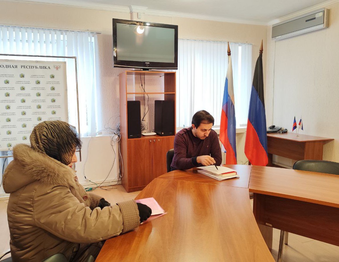 Замглавы Шахтерского муниципального округа ответил на вопросы жителей Ждановки.