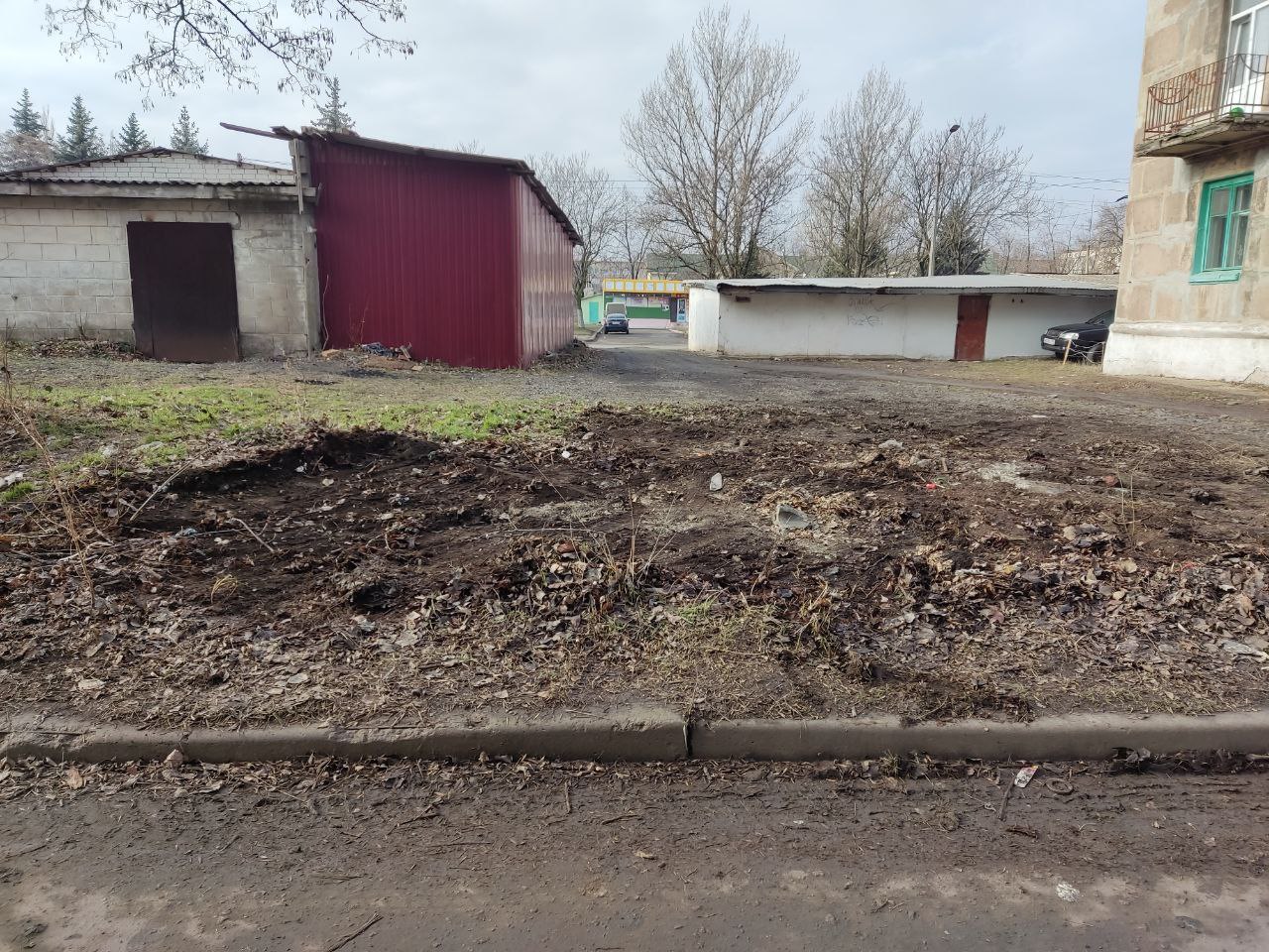 В Ждановке продолжается уборка мусора.