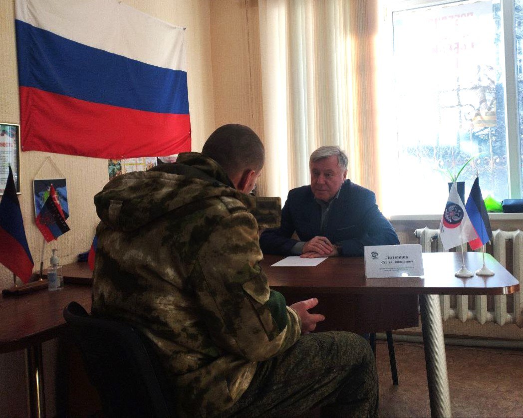 Заместитель председателя Шахтерского муниципального совета провел личный прием граждан в Ждановке.