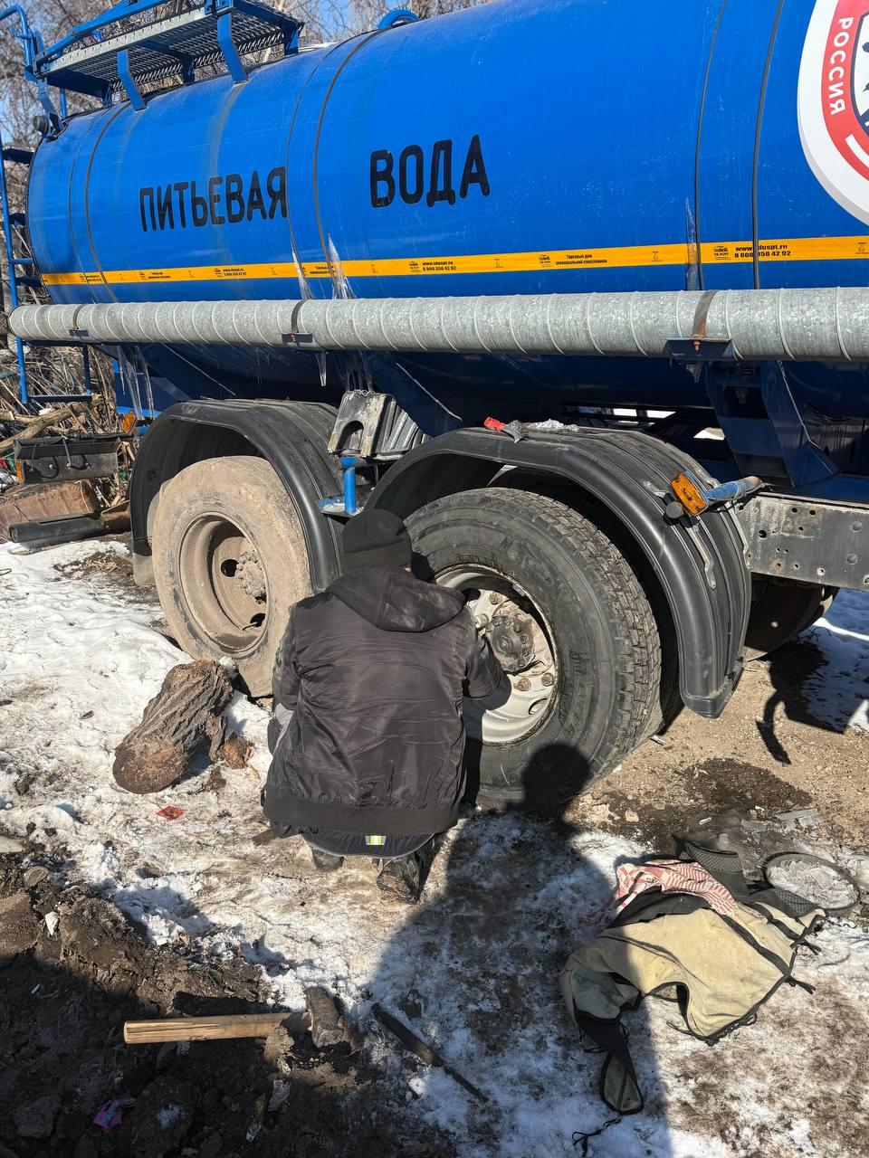 Специалисты аварийной бригады Магадана помогли отремонтировать автоцистерну для подвоза питьевой воды в Ждановке.