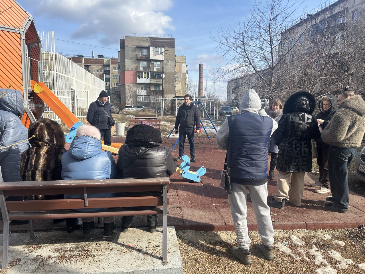 Заместитель главы Шахтерского муниципального округа провел встречу с жителями.