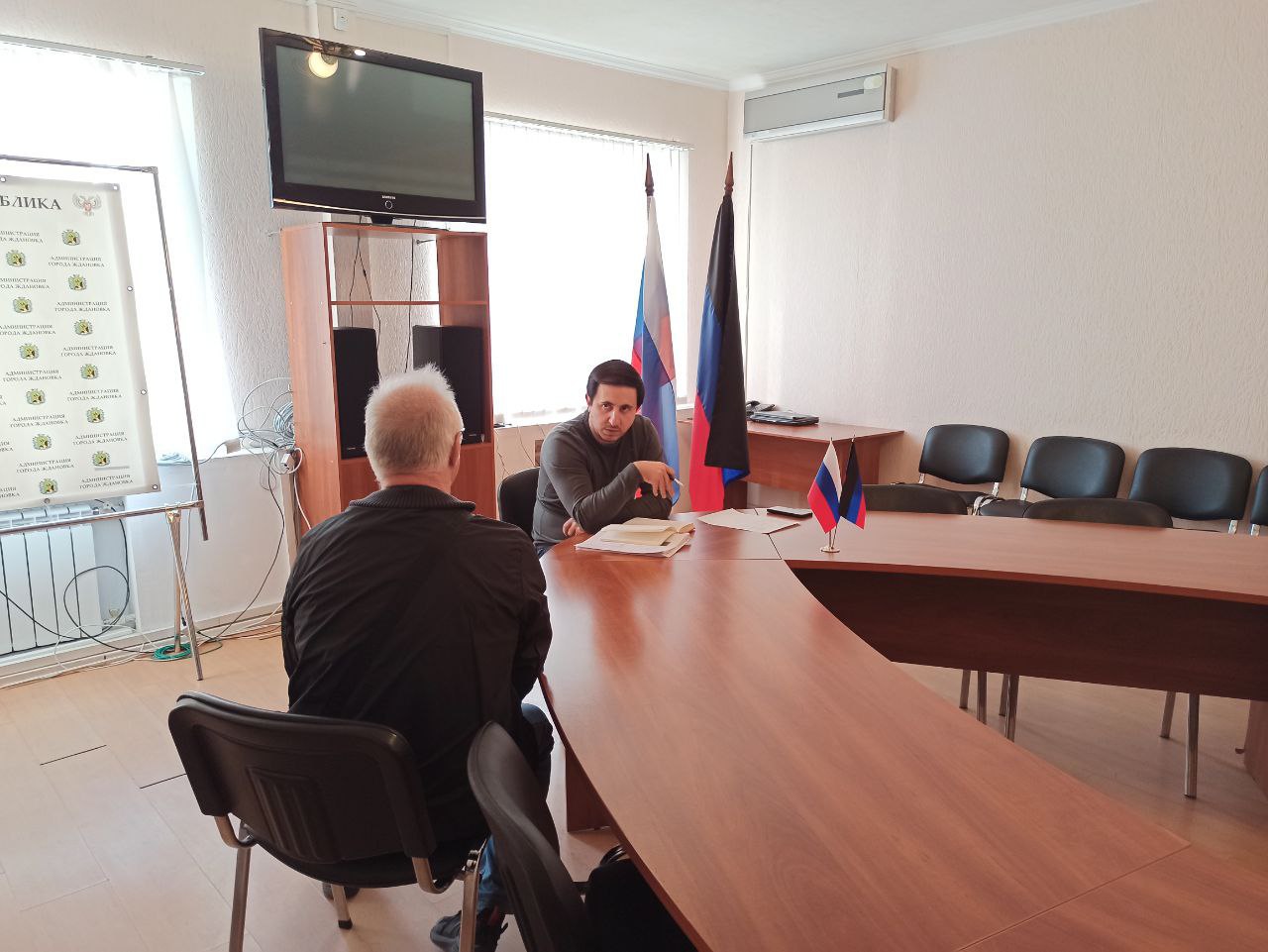 Замглавы Шахтерского округа обсудил со ждановцами вопросы жилищно-коммунальной сферы.