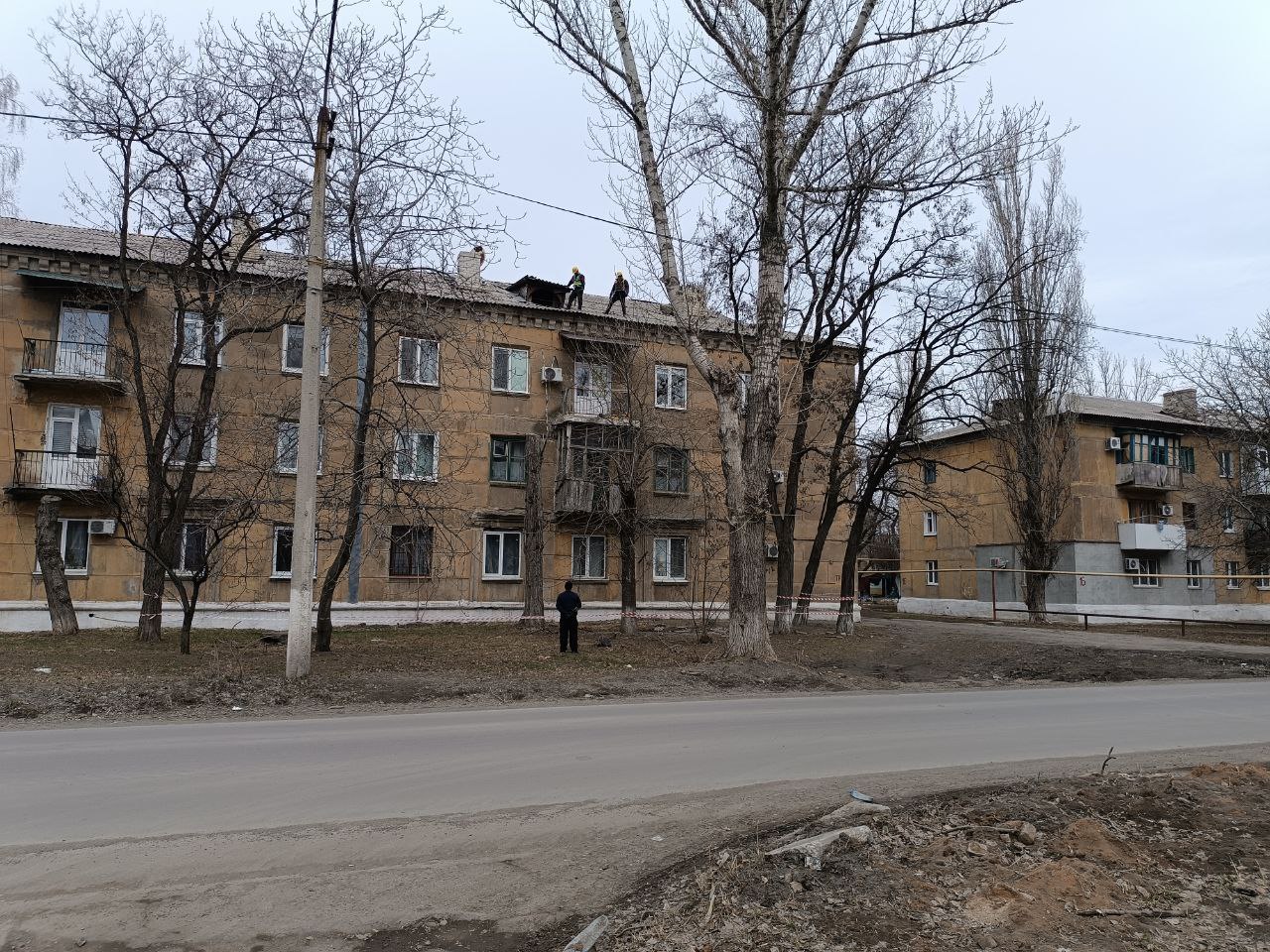Магаданская область отремонтирует крышу жилого дома в Ждановке.