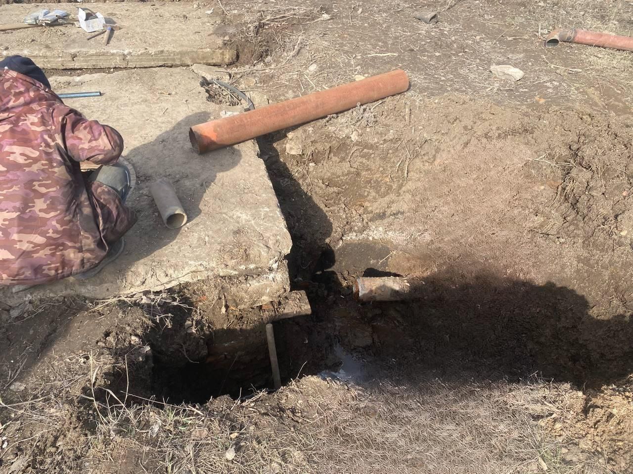 Специалисты водоканала продолжают замену участков ветхих сетей водоснабжения в Ждановке.