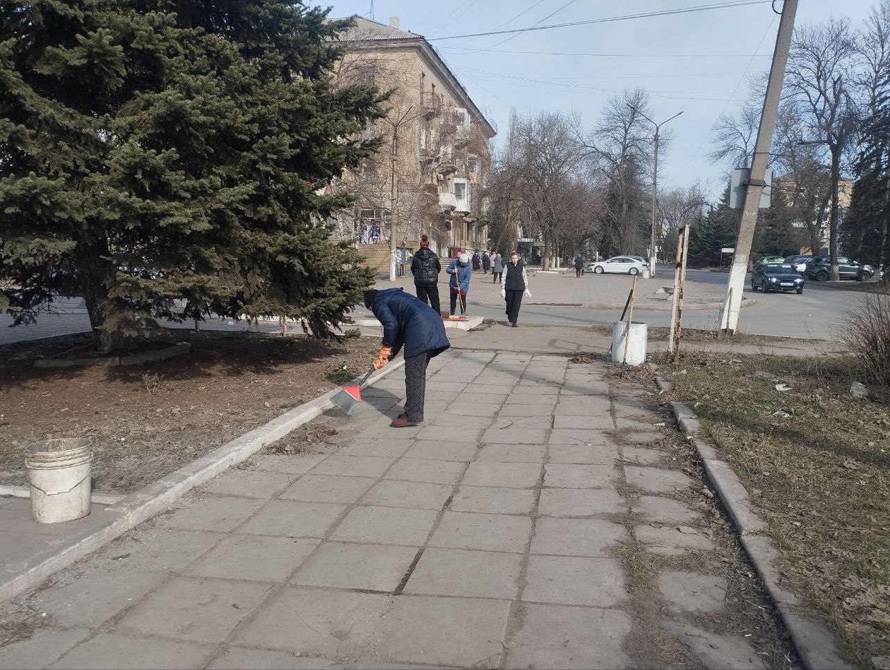 Ждановцы вышли на уборку города.