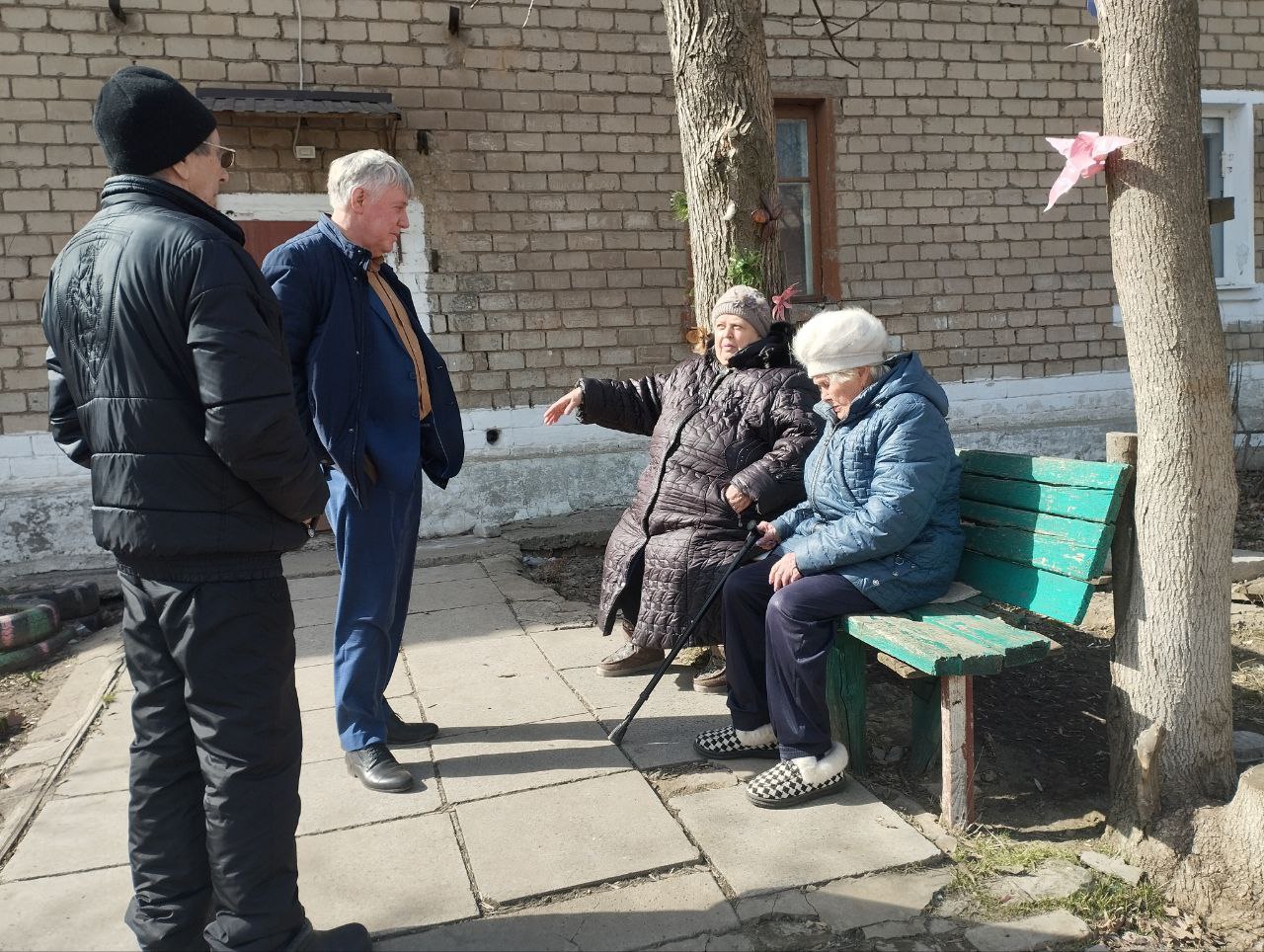 Заместитель председателя Шахтерского муниципального совета ответил на вопросы жителей Ждановки.