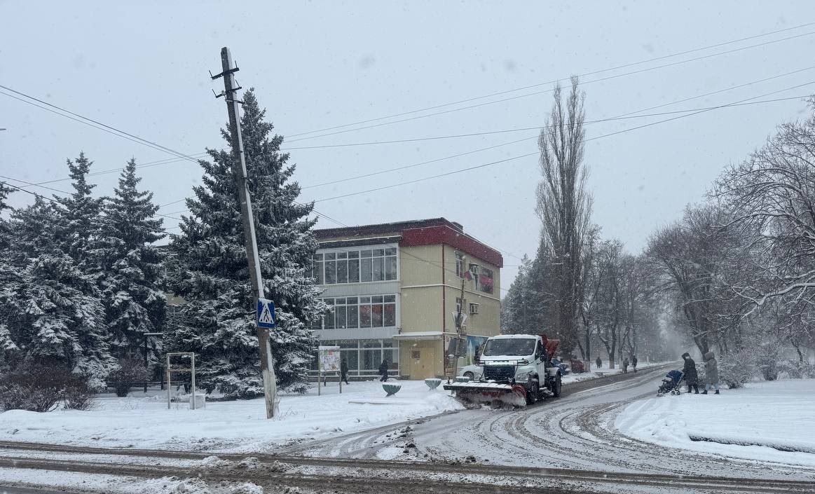 Коммунальные службы приступили к очистке улиц города.
