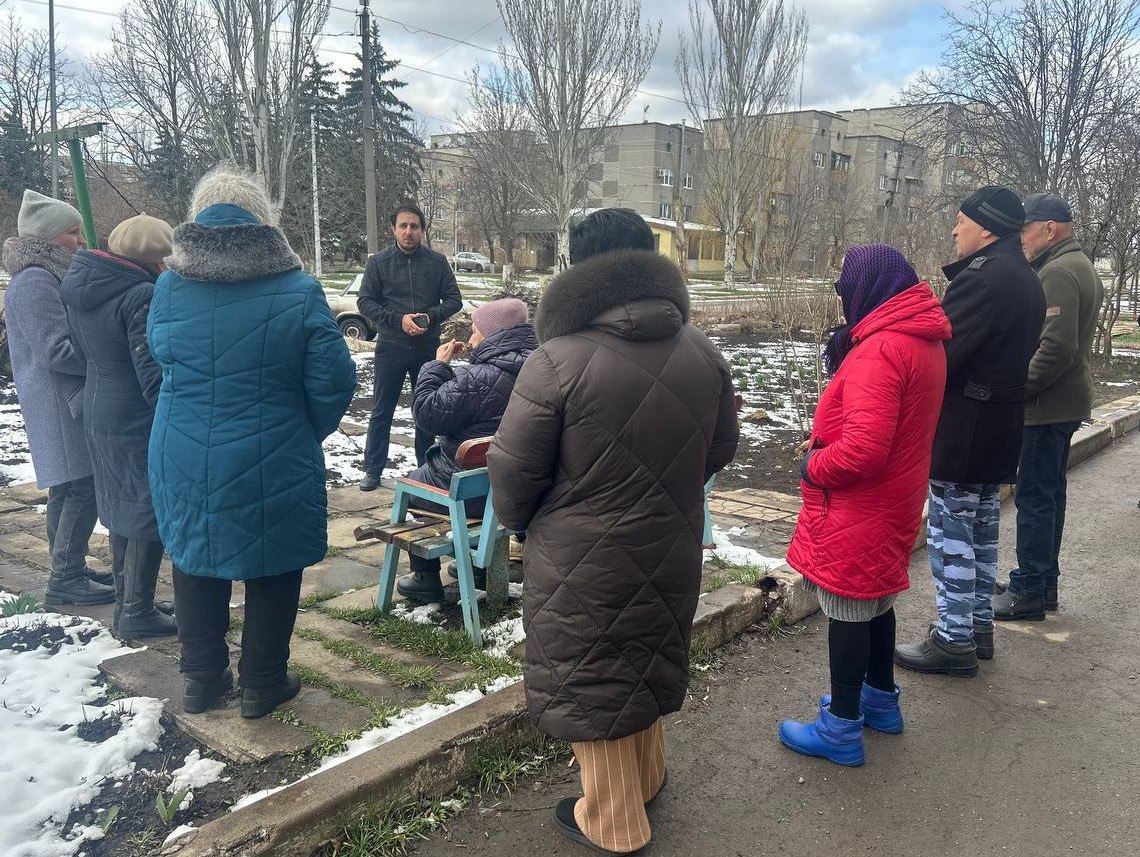 Заместитель главы Шахтерского муниципального округа провел встречу с жителями Ждановки.