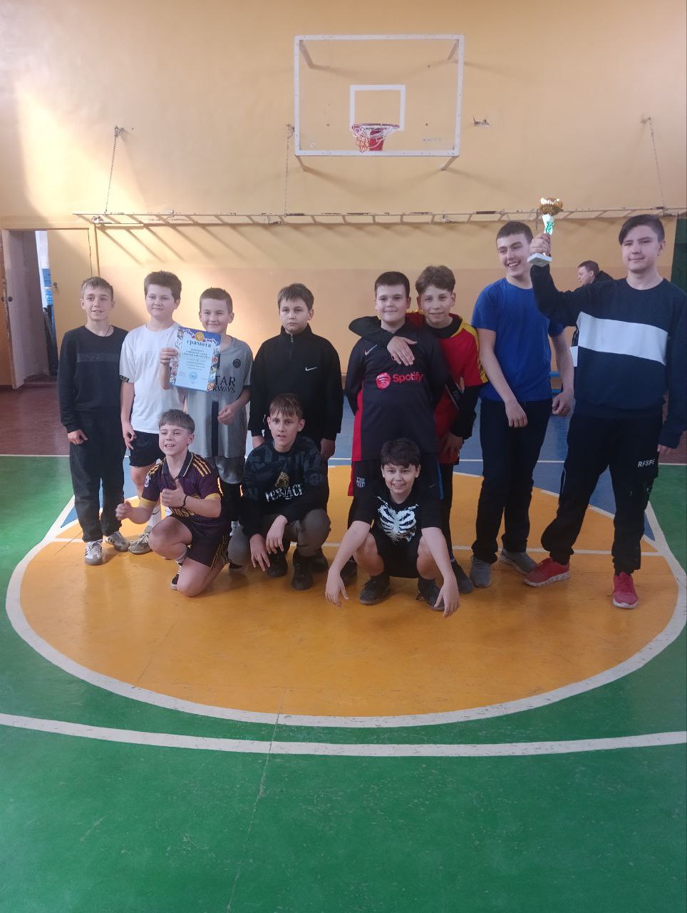 В Ждановке прошло городское соревнование по пионерболу.