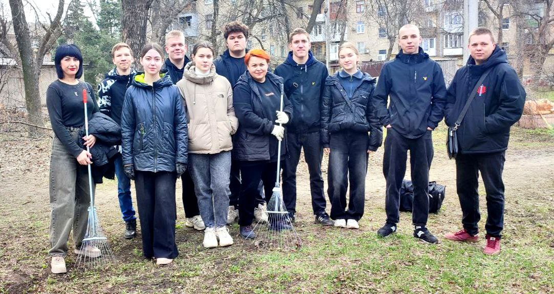 Молодежь Ждановки приняла участие в общегородском субботнике.