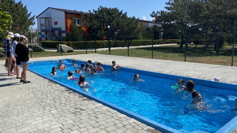 Благодаря Магаданской области дети Ждановки проведут летние каникулы в Крыму.