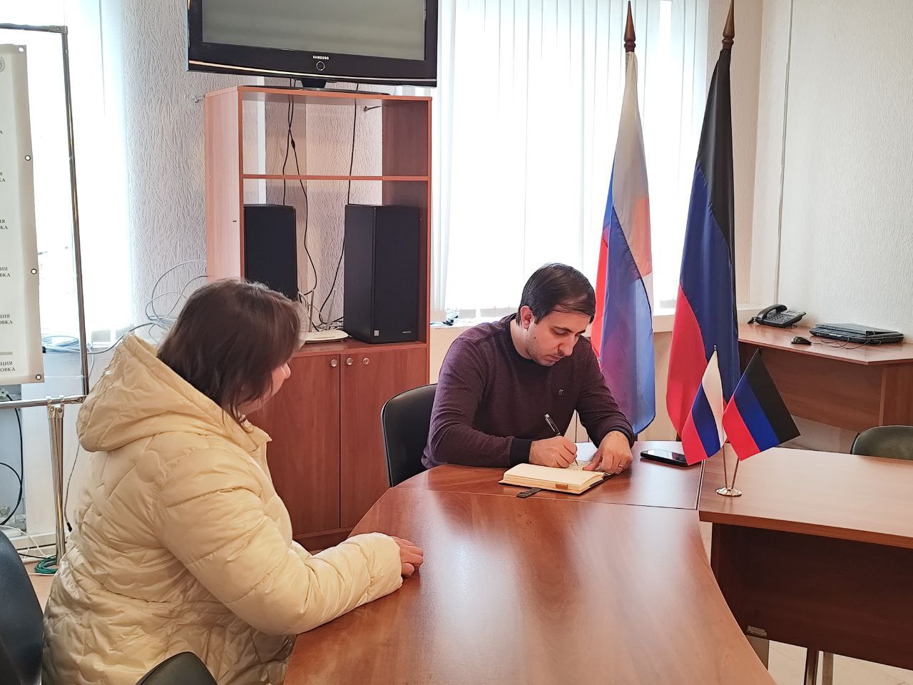 Замглавы Администрации Шахтерского муниципального округа обсудил со ждановцами вопросы жилищно-коммунальной сферы.