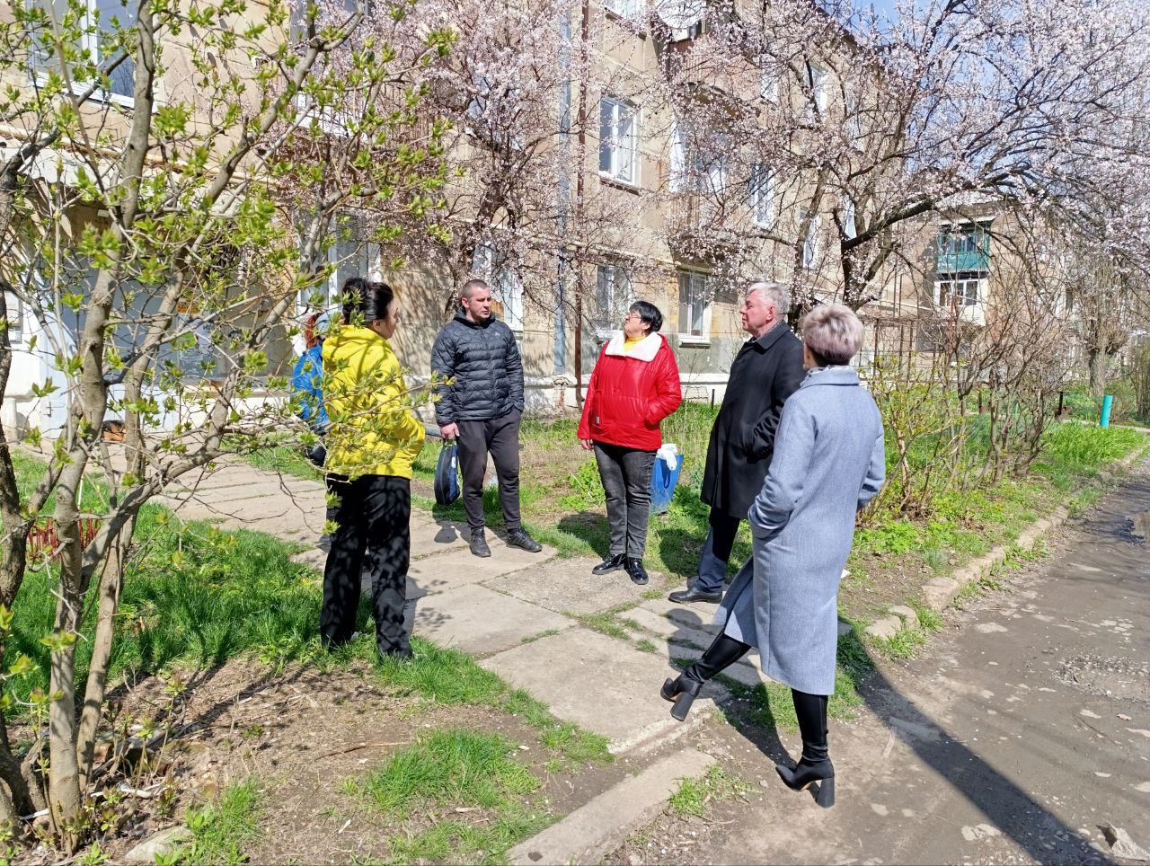Заместитель председателя Шахтерского муниципального совета ответил на вопросы жителей Ждановки.