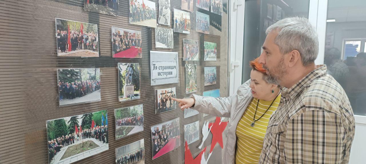 Руководитель рабочей группы Магаданской области Мурат Маиров посетил выставку фотографий «Наша история» в Ждановке.