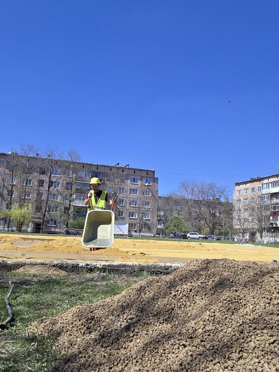 Ход работ по строительству футбольного поля в Ждановке проверил руководитель восстановительной бригады Магадана.