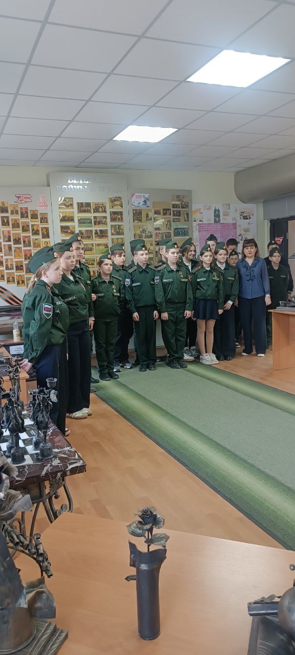 Кадеты Ждановки посетили выставку кованых фигур.