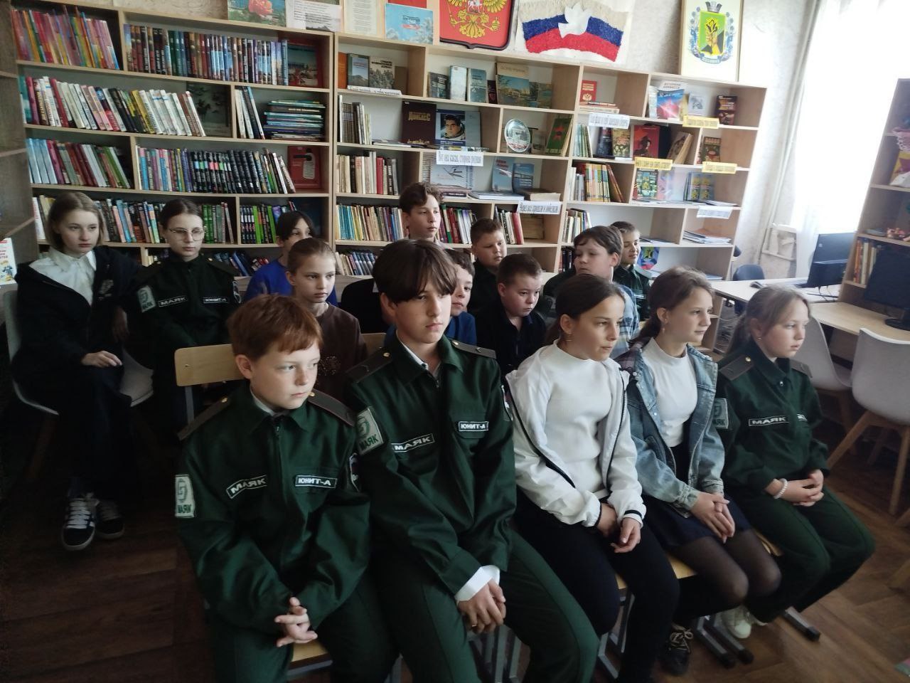 В детской библиотеке Ждановки провели экскурсию для юных казачат.