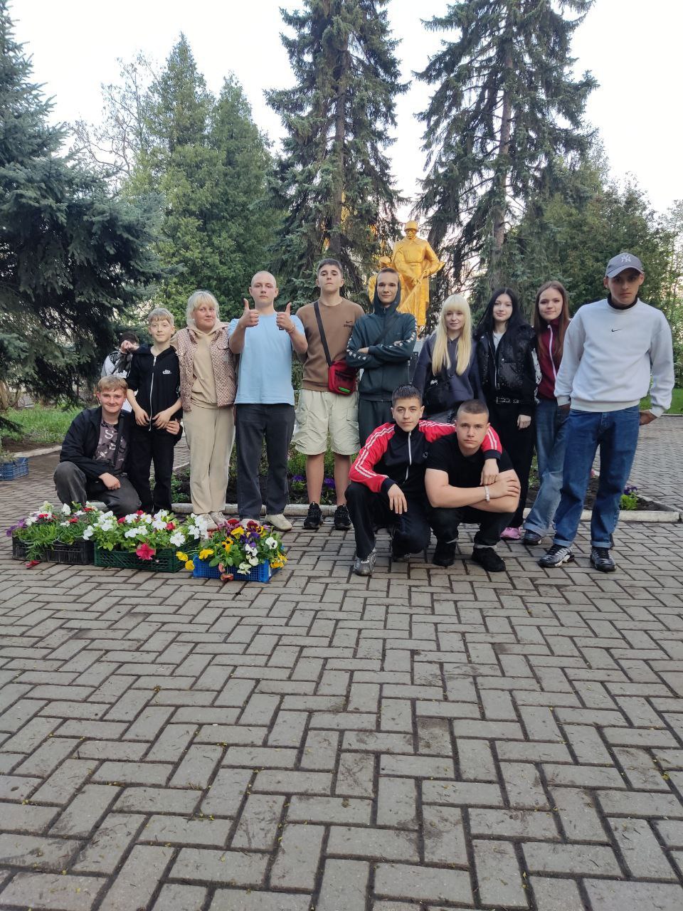 В Ждановке высадили цветы в честь 80-й годовщины Победы в Великой Отечественной войны.