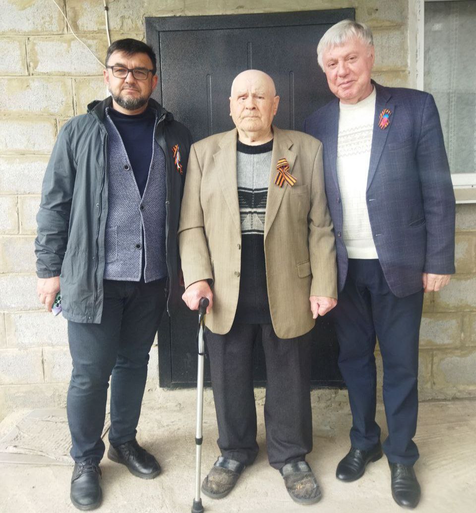 Депутаты Шахтерского муниципального совета поздравили труженика тыла.