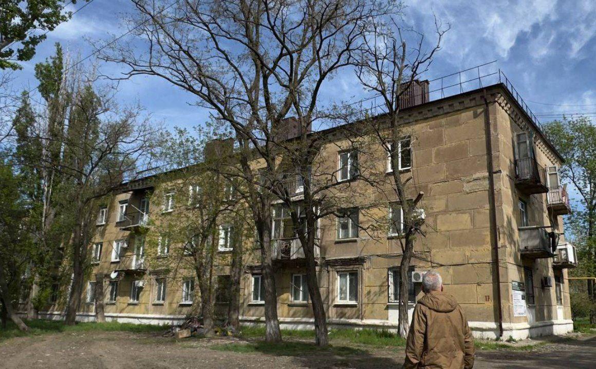 Руководитель рабочей группы Магадана проверил ход кровельных работ в Ждановке.