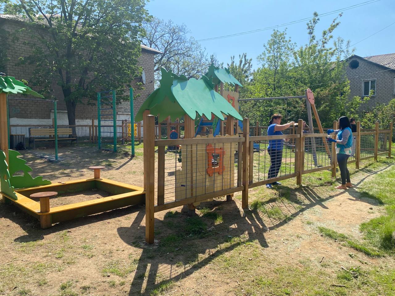Жители города Ждановка присоединились к благоустройству своих придомовых территорий.