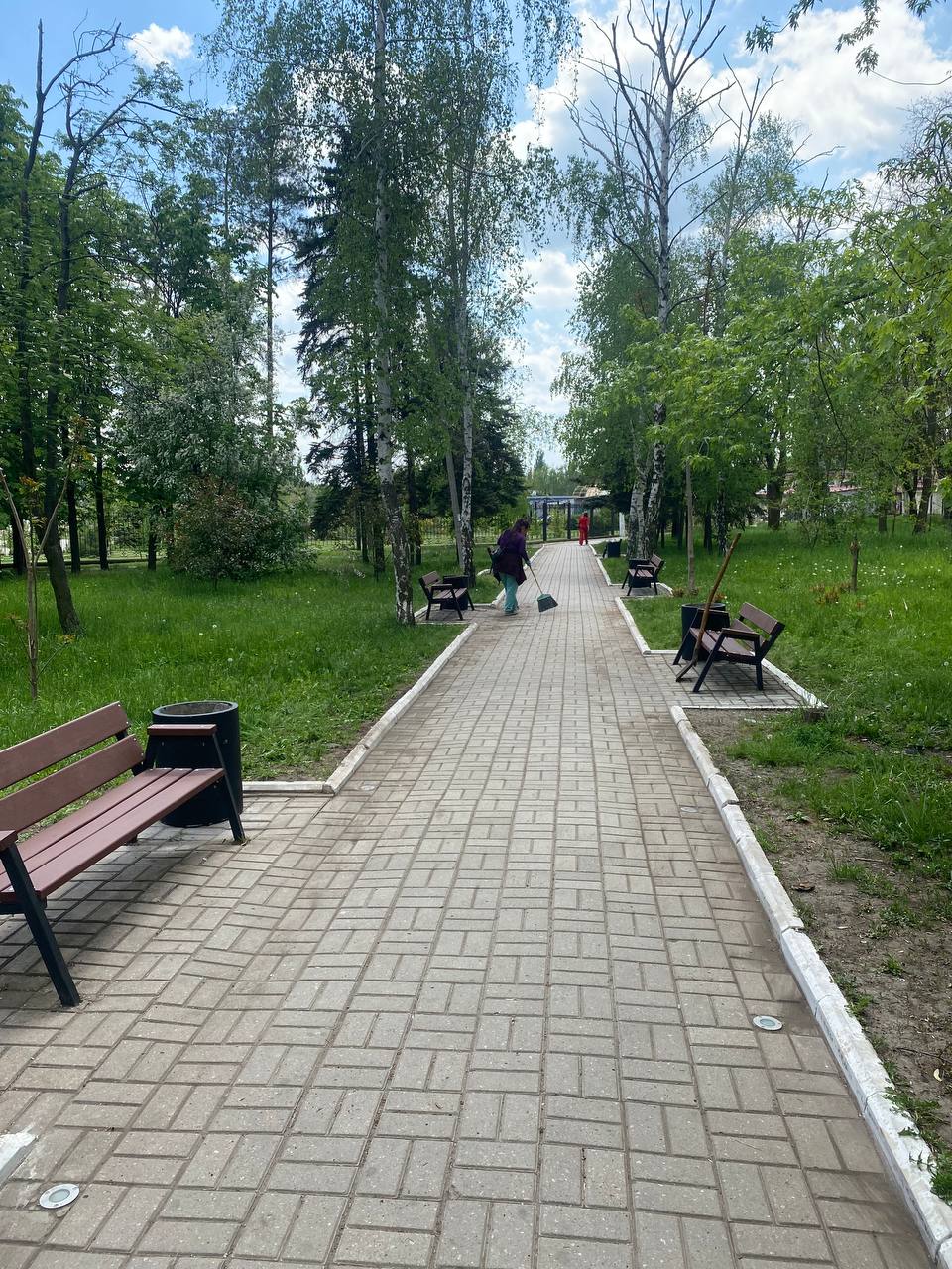В Ждановке произведена частичная замена лавок.