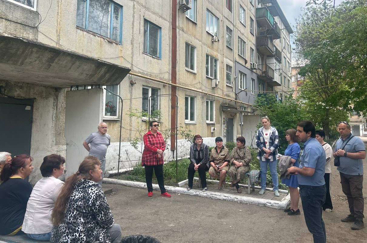 Заместитель главы Шахтерского муниципального округа встретился с жителями Ждановки.