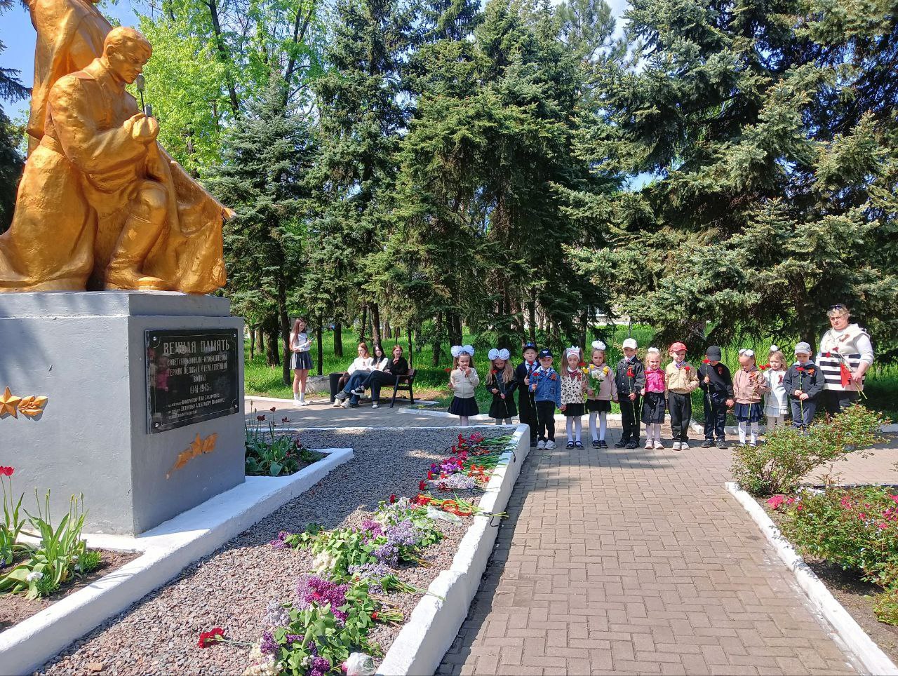 Дошколятам Ждановки провели экскурсию к памятнику воинам-освободителям.