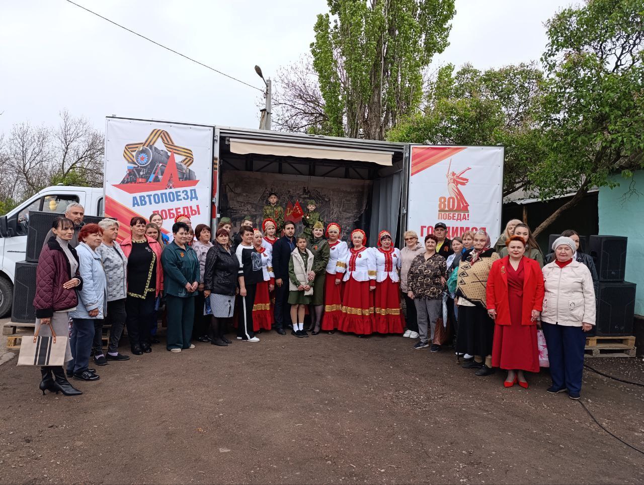 В Ольховке возложили цветы к Братской могиле советских воинов-освободителей.