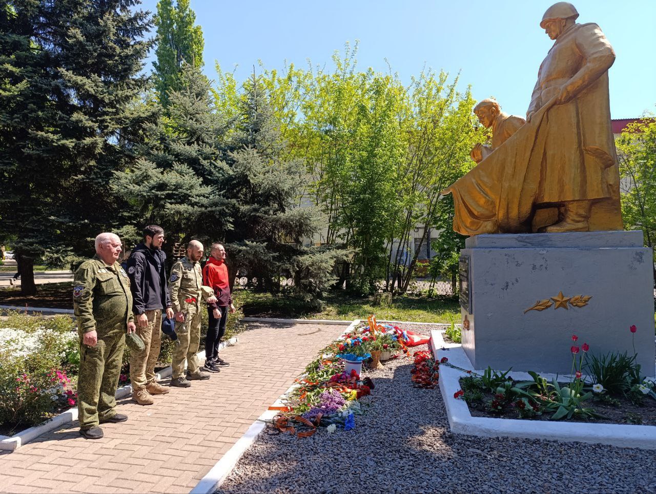 В День Донецкой Народной Республики в Ждановке прошел автопробег.