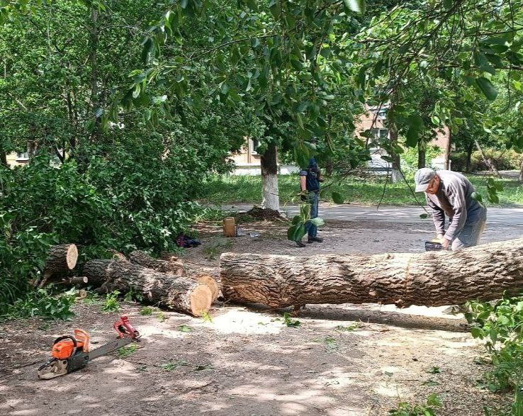 Коммунальщики Ждановки продолжают работу по благоустройству.
