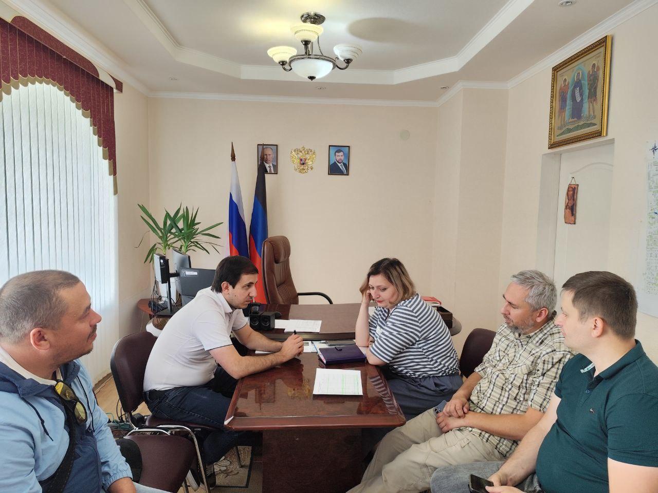 Специалисты Магадана планируют оказать помощь в ремонте еще двух кровель домов в Ждановке.